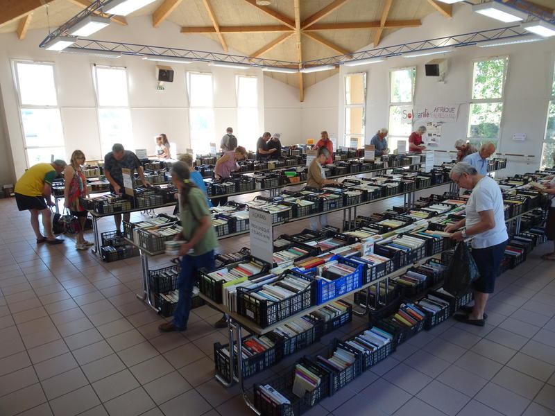 Vente de livres de l'association solidarités afrique alpes du sud